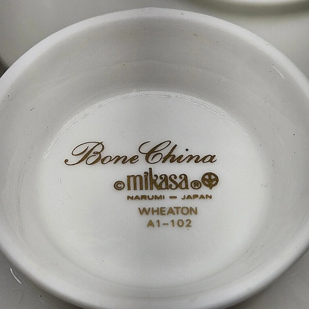Mikasa Wheaton‎ Bone China Cup and Saucer Set of 4 White Gold Trim A1-102 Japan